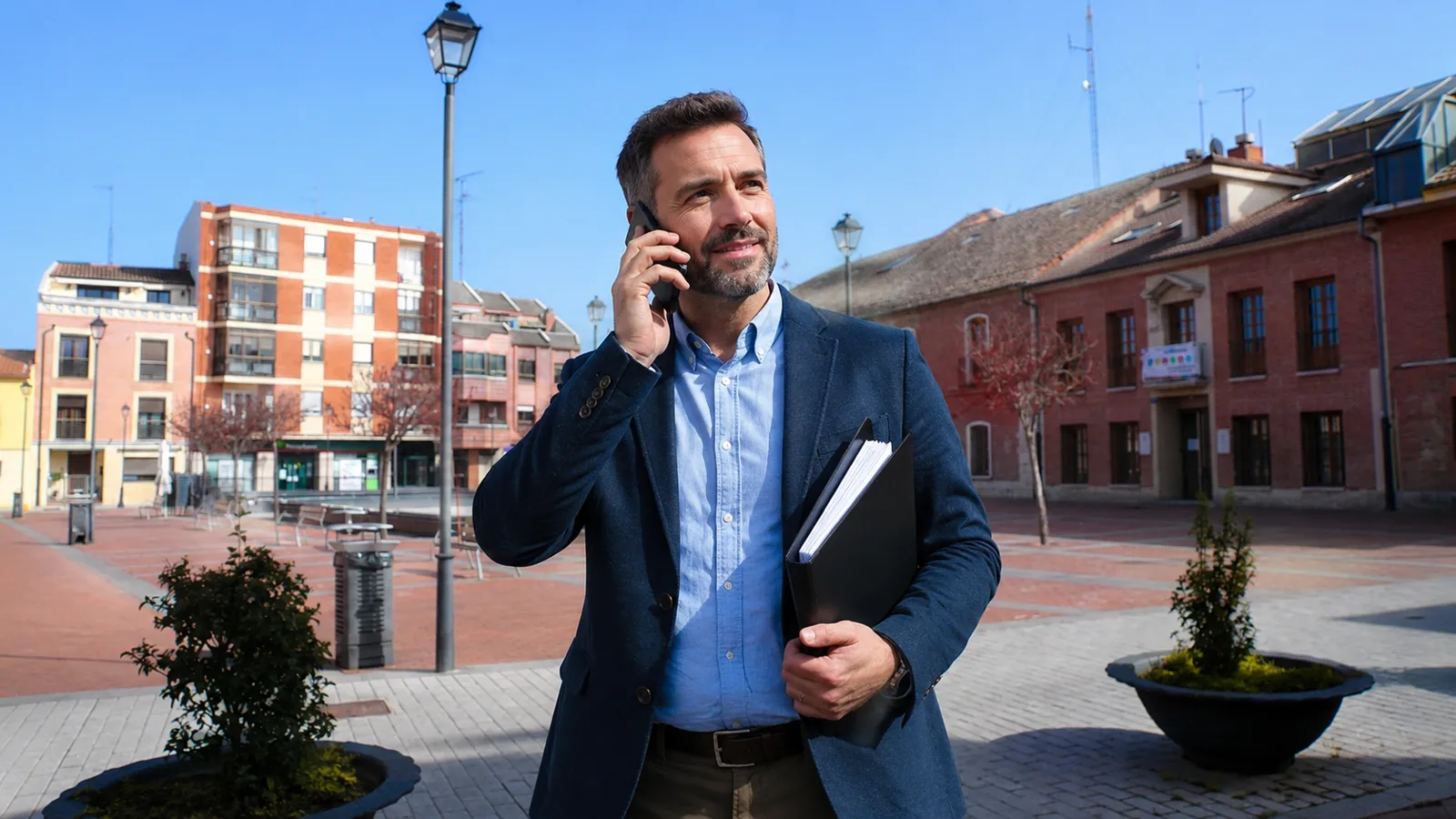 Administrador de fincas en Laguna de Duero atendiendo una comunidad de propietarios en la Plaza Mayor